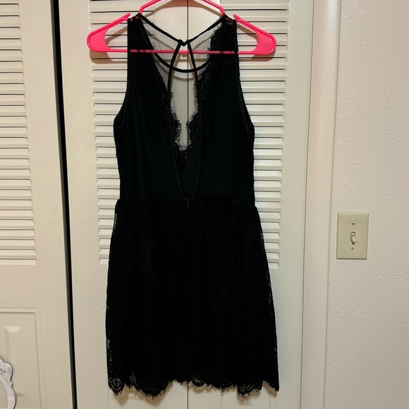 Tobi Lace Black Dress with Mesh Key Hole Back - Picture 4 of 9